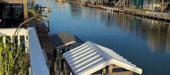 Charming 2-bedroom waterfront house with dock, AC, and WiFi in Rockport Texas