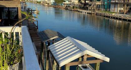 Charming 2-bedroom waterfront house with dock, AC, and WiFi in Rockport Texas