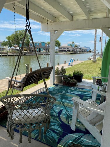 Charming 2-bedroom waterfront house with dock, AC, and WiFi in Rockport Texas