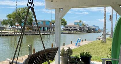Charming 2-bedroom waterfront house with dock, AC, and WiFi in Rockport Texas