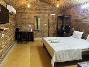 Deluxe Room | Free WiFi, bed sheets - Gopika Resort (Mathura)