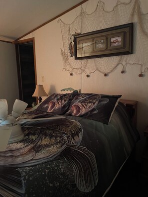 3 bedrooms, iron/ironing board, WiFi, bed sheets - Charming 3-bedroom house with AC and WiFi at Lake Texoma (Kingston)