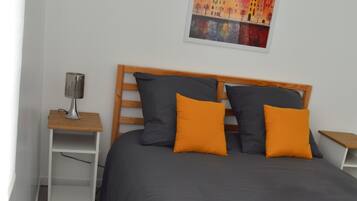 1 habitación, tabla de planchar con plancha, wifi gratis y ropa de cama