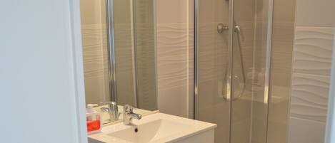 Douche, sĂšche-cheveux, serviettes fournies, savon