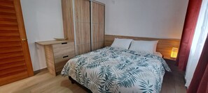1 dormitori, planxa i posts de planxar, wifi gratuïta i roba de llit