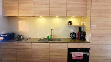 Kjøleskap, mikrobølgeovn, kaffetrakter/tekoker og vannkoker