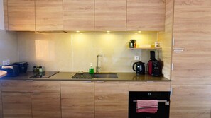 Refrigerador, microondas, cafetera y tetera y tetera eléctrica 