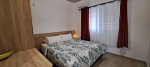 Planxa i posts de planxar, wifi gratuïta i roba de llit 