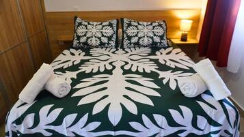 Tabla de planchar con plancha, wifi gratis y ropa de cama