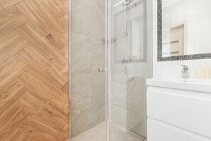 Douche, serviettes fournies