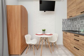 Microondas, cafetera o tetera, hervidor eléctrico y mesa de comedor