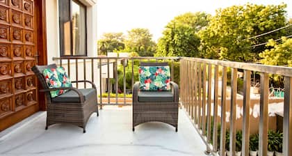 Luxurious Italian Family House: 3 Large Ensuite-Bedrooms With Private Balconies