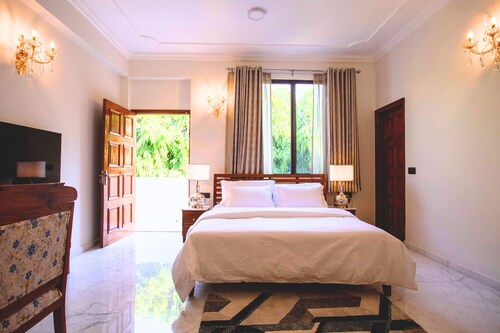 Luxurious Italian Family House: 3 Large Ensuite-Bedrooms With Private Balconies