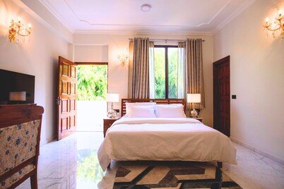 Luxurious Italian Family House: 3 Large Ensuite-Bedrooms With Private Balconies