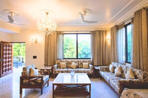 Smart TV, books - Luxurious Italian Family House: 3 Large Ensuite-Bedrooms With Private Balconies (New Delhi)