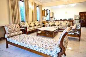 Smart TV, books - Luxurious Italian Family House: 3 Large Ensuite-Bedrooms With Private Balconies (New Delhi)