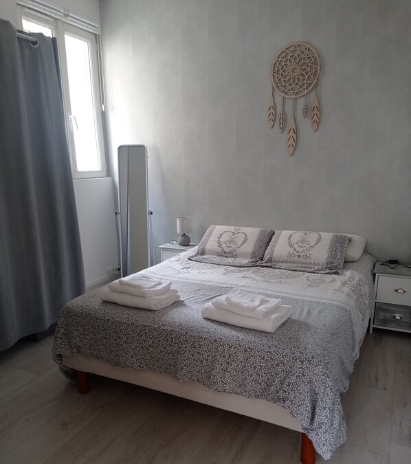 1 Schlafzimmer, Schreibtisch, Bügeleisen/Bügelbrett, Reisekinderbett