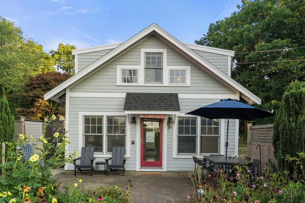 Outdoor dining - The Ladybug • 2BR Cottage Steps 2 Bearskin Neck • 2 Parking Spaces, Patio, Grill (Rockport)