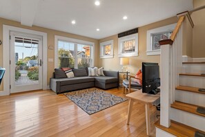 Smart TV, books - The Ladybug • 2BR Cottage Steps 2 Bearskin Neck • 2 Parking Spaces, Patio, Grill (Rockport)