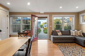 Smart TV, books - The Ladybug • 2BR Cottage Steps 2 Bearskin Neck • 2 Parking Spaces, Patio, Grill (Rockport)