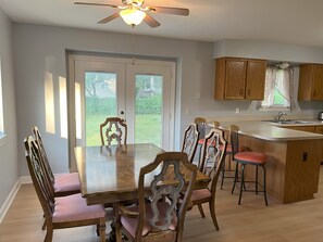 Dining - Charming 3-bedroom house with AC and WiFi in wonderful Rochester Hills (Rochester Hills)