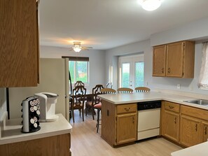 Private kitchen - Charming 3-bedroom house with AC and WiFi in wonderful Rochester Hills (Rochester Hills)