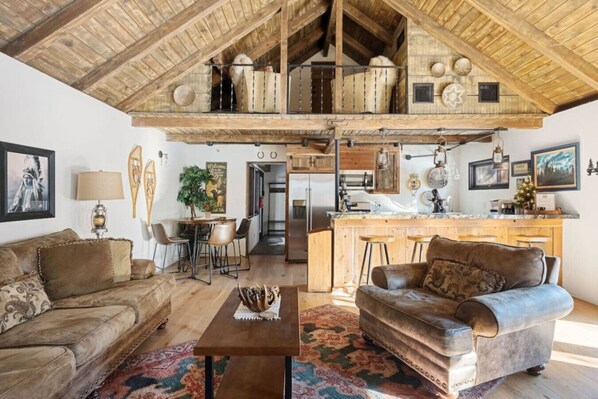 Fernseher, Kamin, Tischfußball