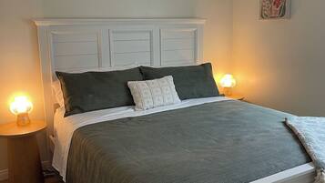 1 bedroom, desk, WiFi, bed sheets