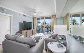 Télévision, lecteur de DVD, livres