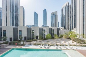 Alberca techada y alberca al aire libre