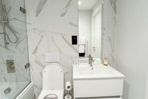 Dusche, Haartrockner, Handtücher, Toilettenpapier