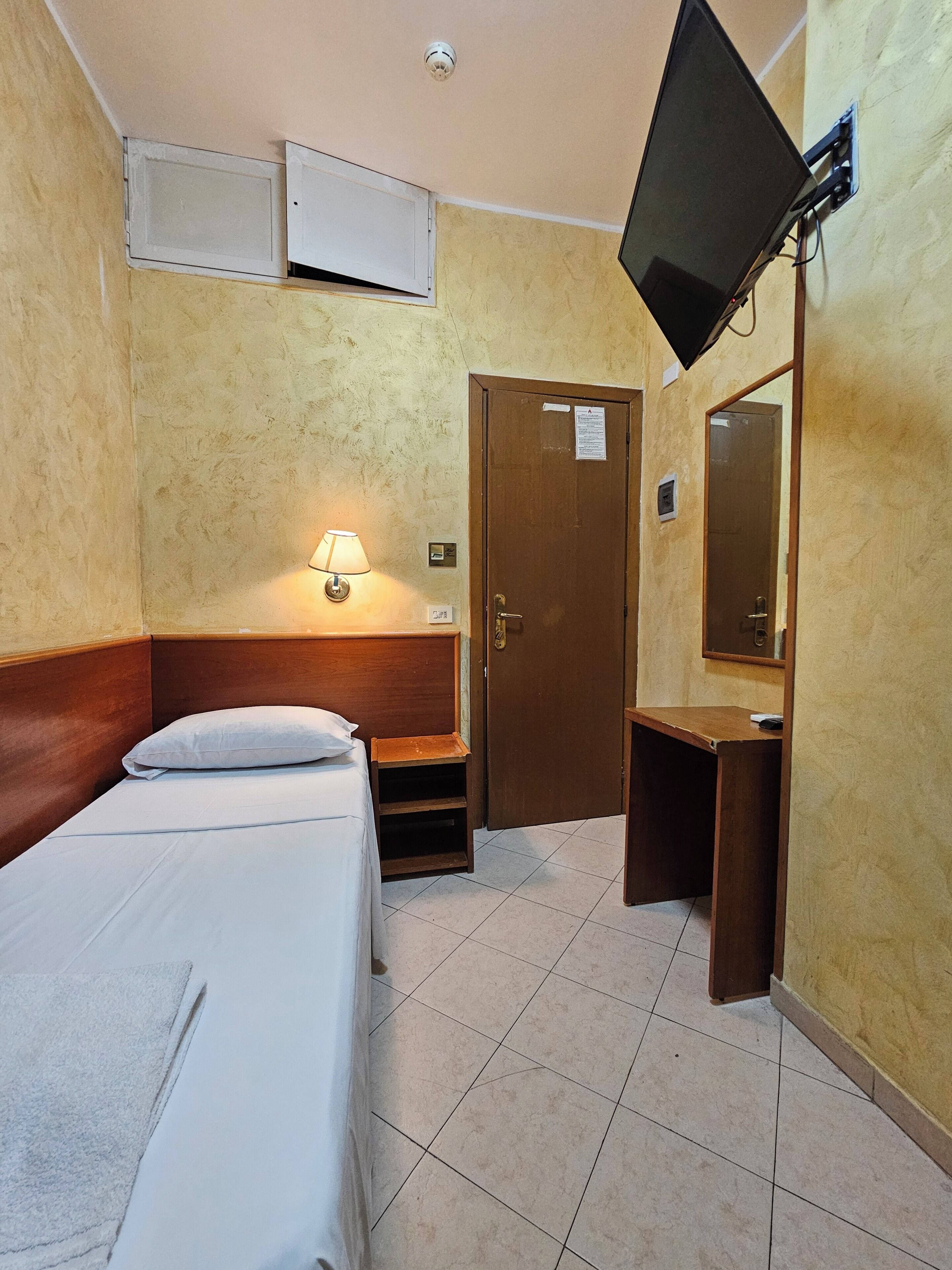 Basic Single Room | Desk, soundproofing, free WiFi