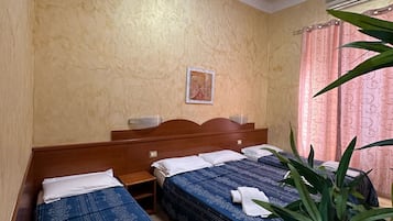 Standaard vierpersoonskamer | 1 slaapkamer, een bureau, gratis wifi