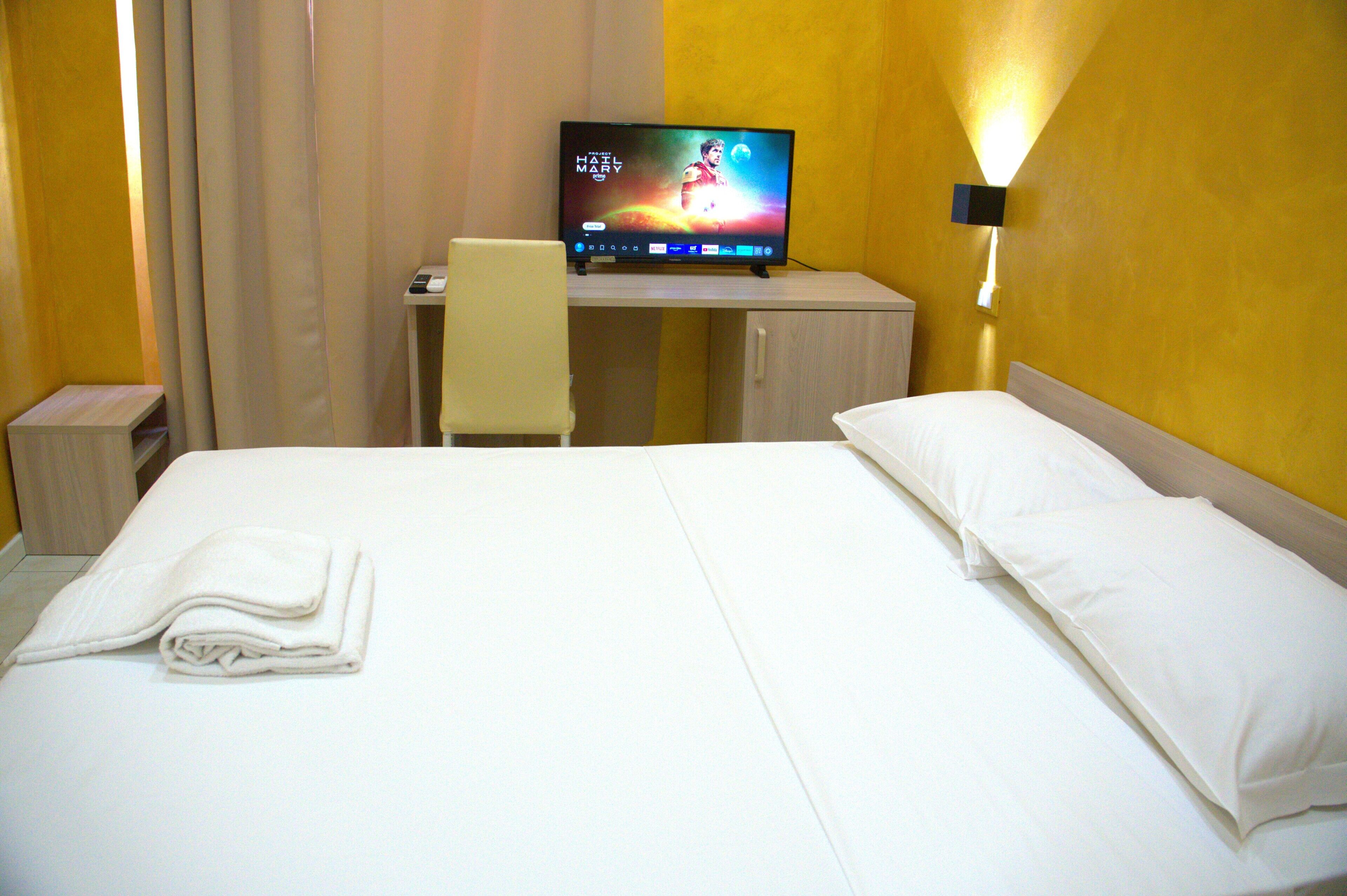 Basic Double Room | Desk, soundproofing, WiFi (free)