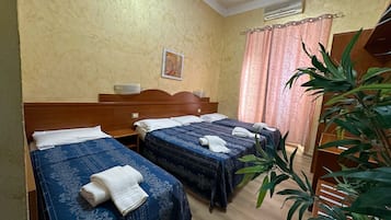 Quadrupla Standard | 1 camera, una scrivania, Wi-Fi gratuito