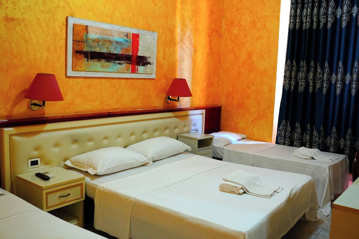 Basic Triple Room | Desk, soundproofing, WiFi (free)
