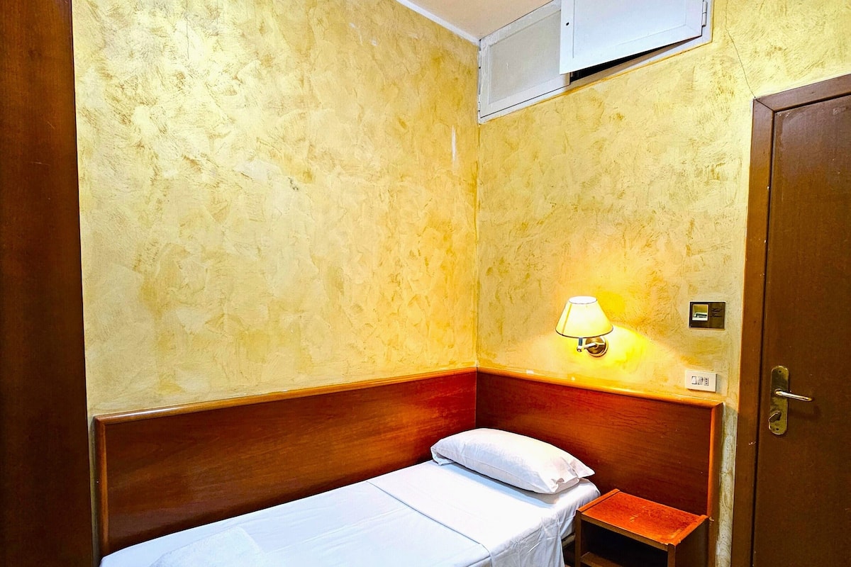 Basic Single Room | Desk, soundproofing, WiFi (free)