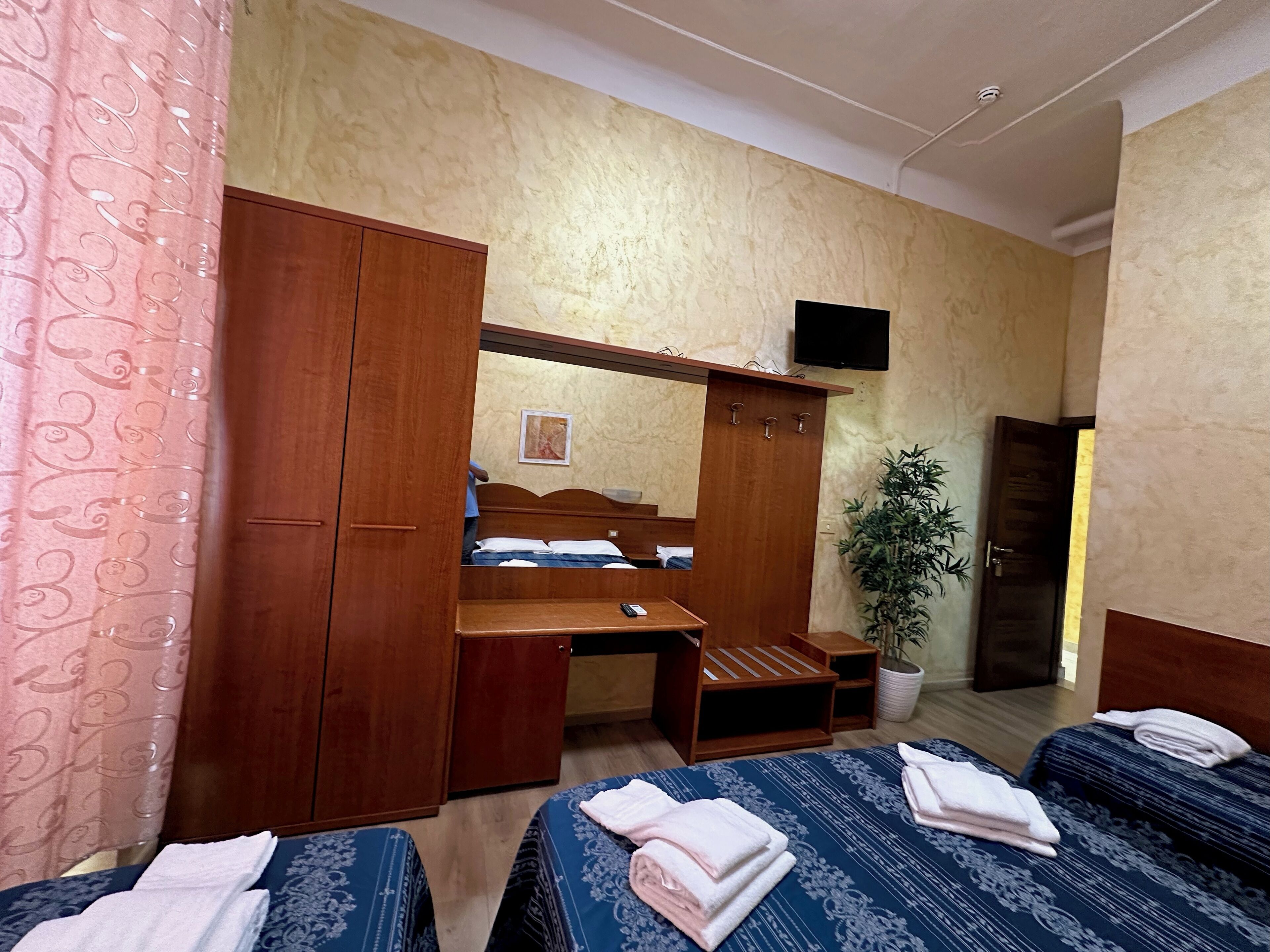 Standard-herbergi fyrir fjóra | 1 svefnherbergi, skrifborð, ókeypis þráðlaus nettenging