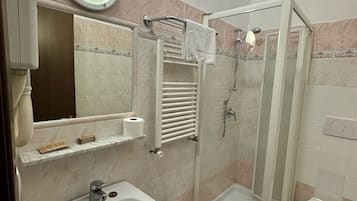 Een douche, gratis toiletartikelen, een haardroger, handdoeken