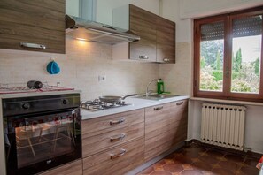 Een koelkast, een microgolfoven, een oven, een kookplaat