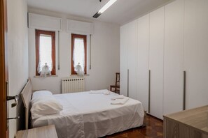 3 bedrooms, desk, iron/ironing board, WiFi