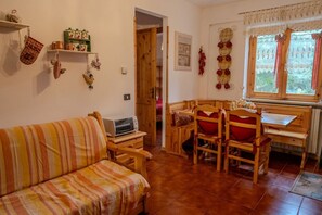 TV, fireplace - CasaLiri - Rural Town House with Private Backyard (Camporotondo)