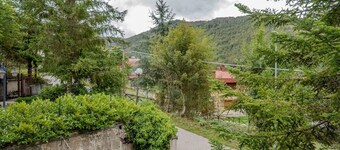 CasaLiri - Rural Town House with Private Backyard