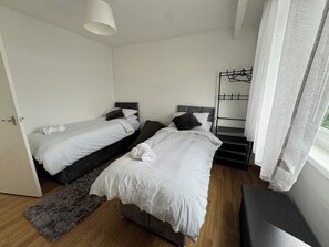 2 habitaciones, tabla de planchar con plancha, wifi y ropa de cama 