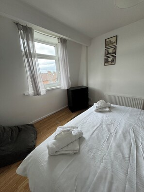 2 chambres, fer et planche à repasser, Wi-Fi, draps fournis