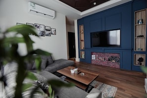 Phòng Suite có thiết kế đặc sắc | Khu phòng khách | TV