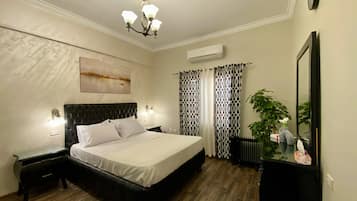 Vila Presidensial, patio, pemandangan kebun | 3 kamar tidur, seprai premium, tempat tidur Select Comfort, dan brankas