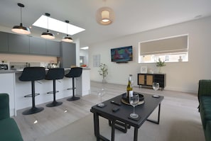 Dining - Tree Tops -  a family retreat that sleeps 6 guests  in 3 bedrooms (near Bristol)