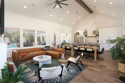 Movie Theater~Heated Pool-Hot Tub~Games~ Playground