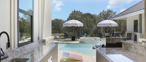 حمّام سباحة مُدفَّأ